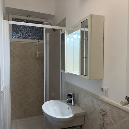 아파트 - Just Off The Harbor